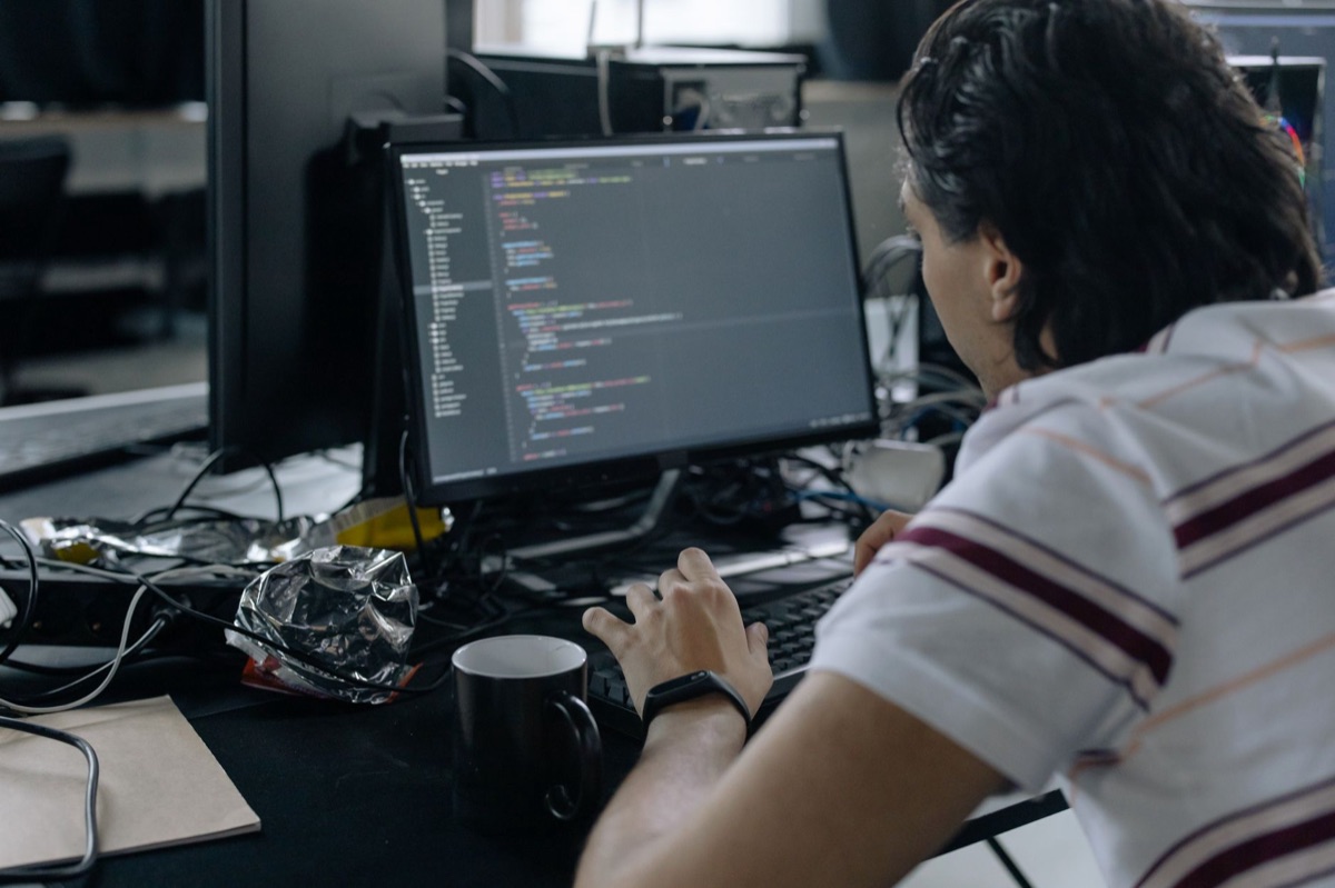 Entwickler verwendet AI-Coding-Tool