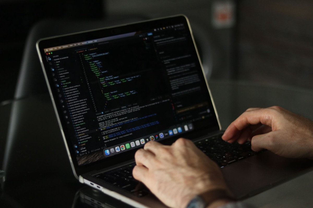 teclado y laptop de programación