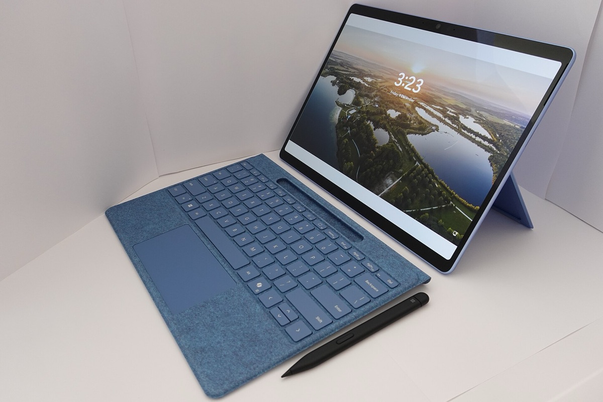 Laptop con schermo che mostra codice