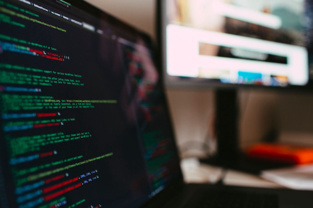 computador e monitor configurados para codificação