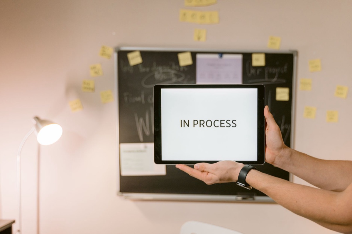 Digitale Aufgabenplatte mit Workflow-Diagramm