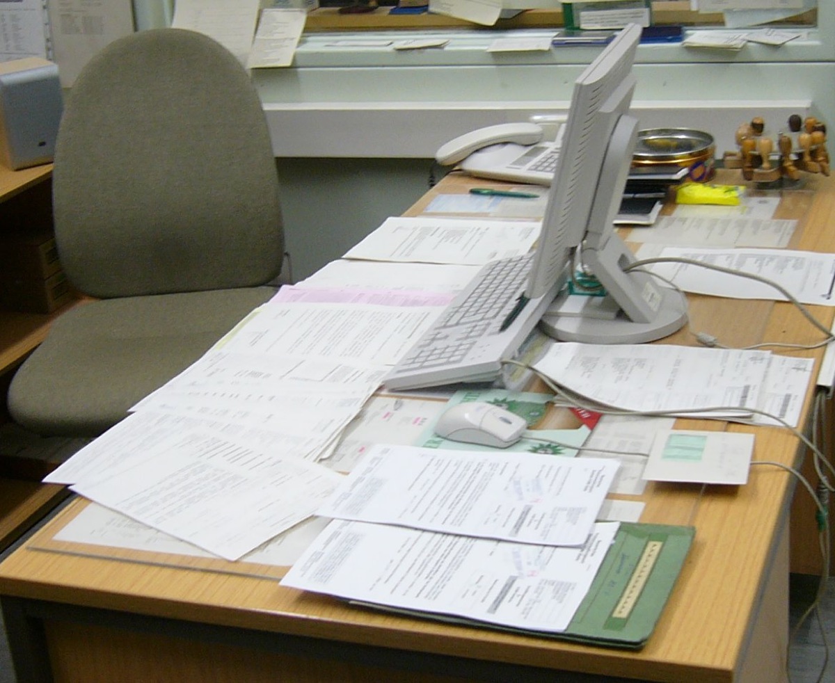 Bureau avec ordinateur et documents