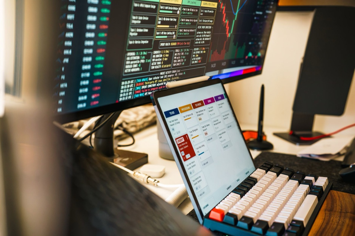 scrivania con laptop e software di gestione progetti