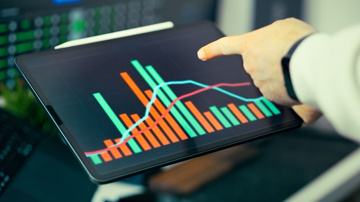 Kleine Geschäftsleiterin am Schreibtisch mit CRM-Software