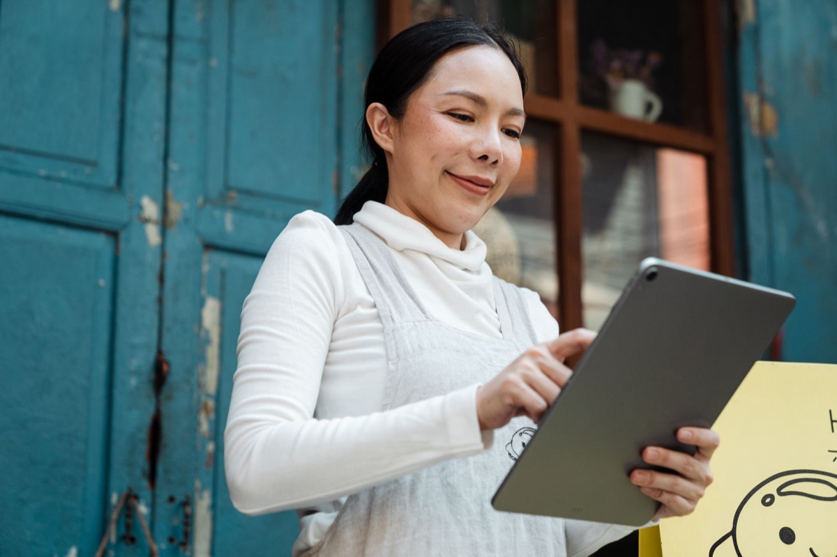 Geschäftsinhaber mit CRM-Tablet