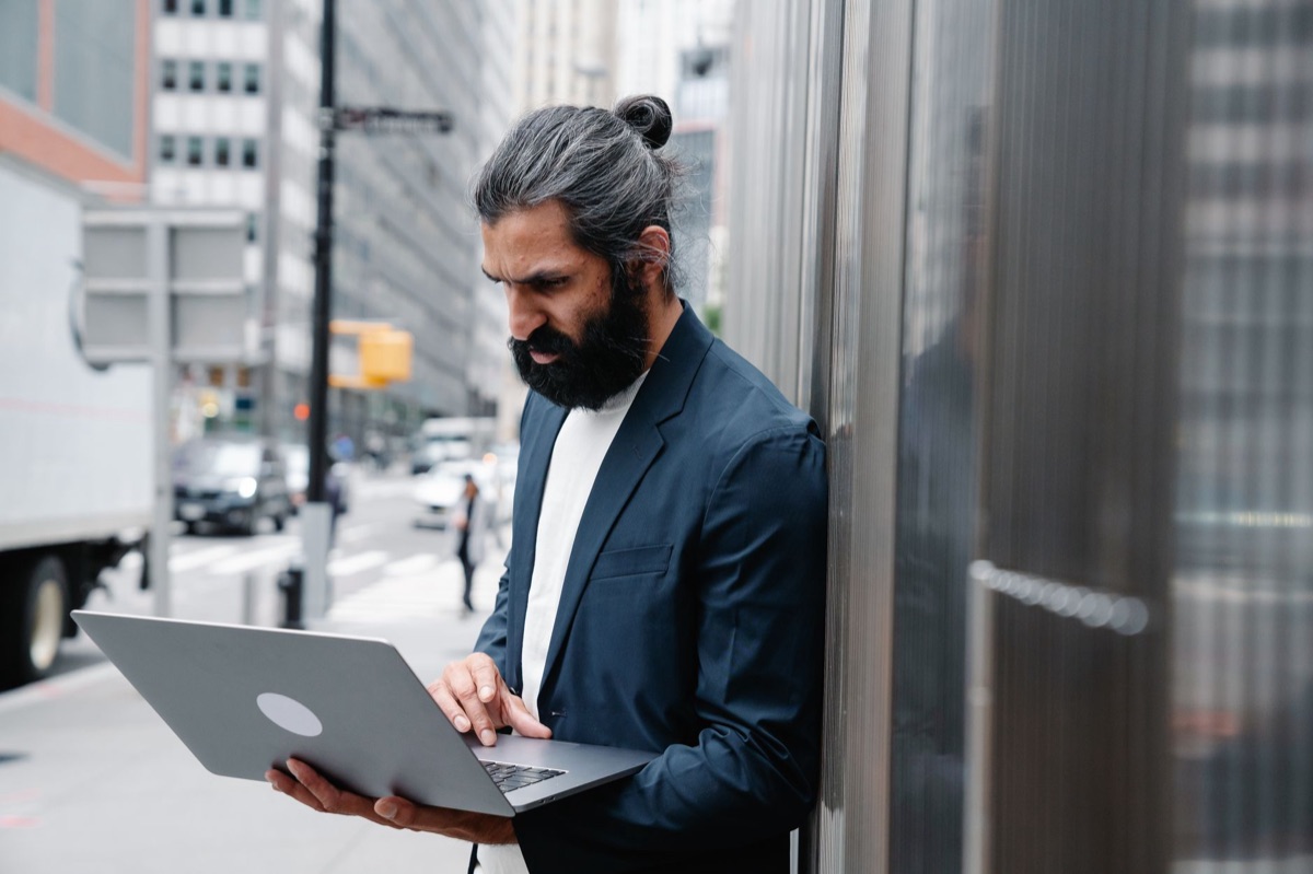 propriétaire d'entreprise utilisant un CRM