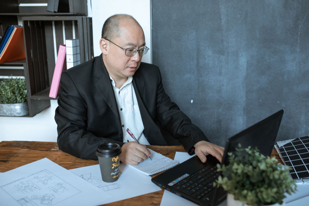 사업자가 라이프러너와 CRM을 사용하는 모습