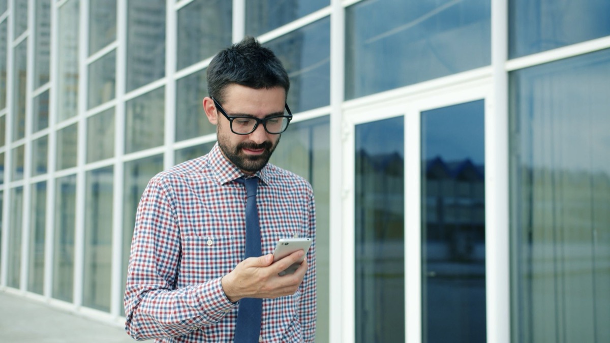 Geschäftsführer nutzt CRM auf Smartphone