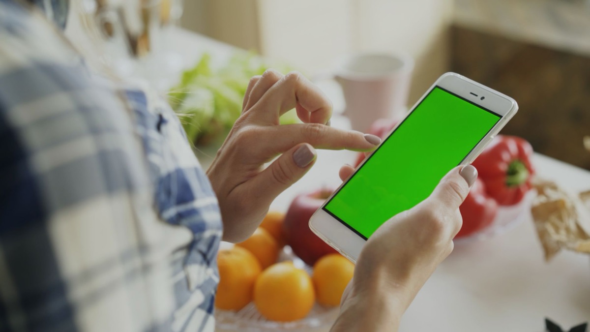 empresario pequeño usando smartphone para revisar app de CRM