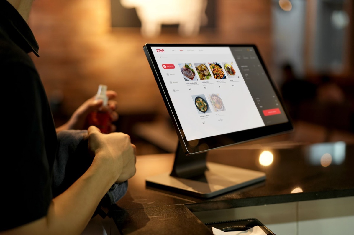 Interface CRM minimaliste avec des profils clients et des graphiques de ventes