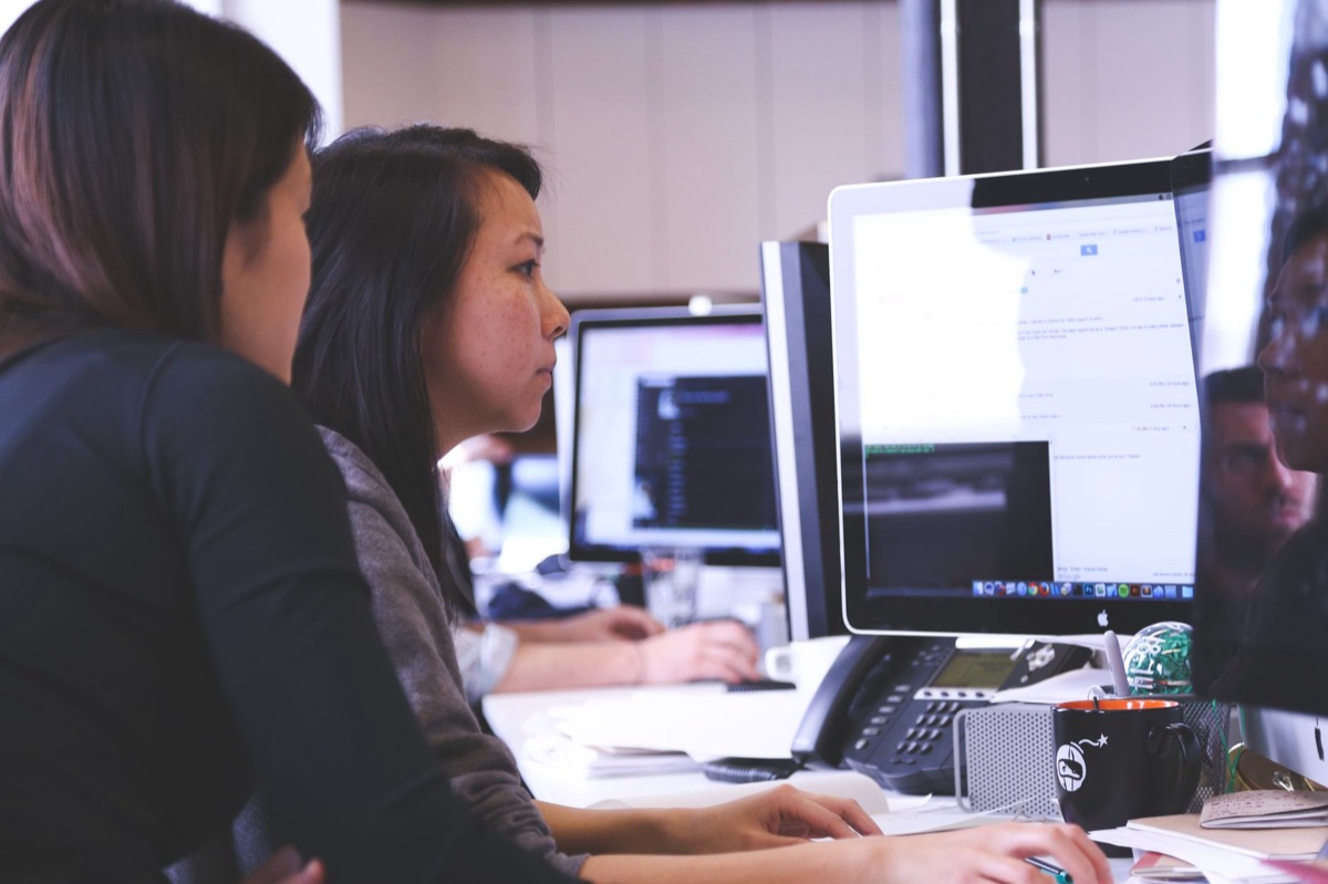 imprenditore che usa un CRM