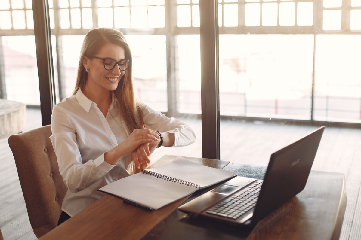 empresário com laptop e bloco de notas