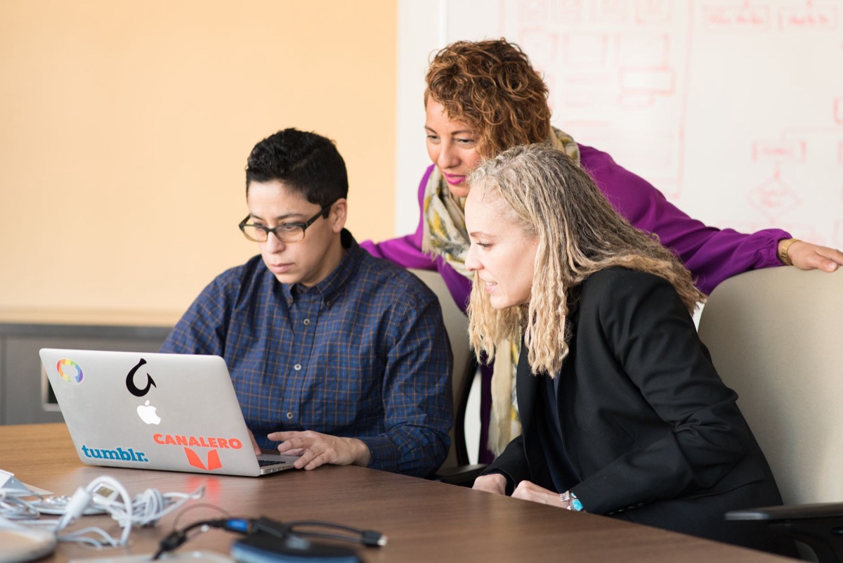 Equipo colaborando en software de gestión de tareas