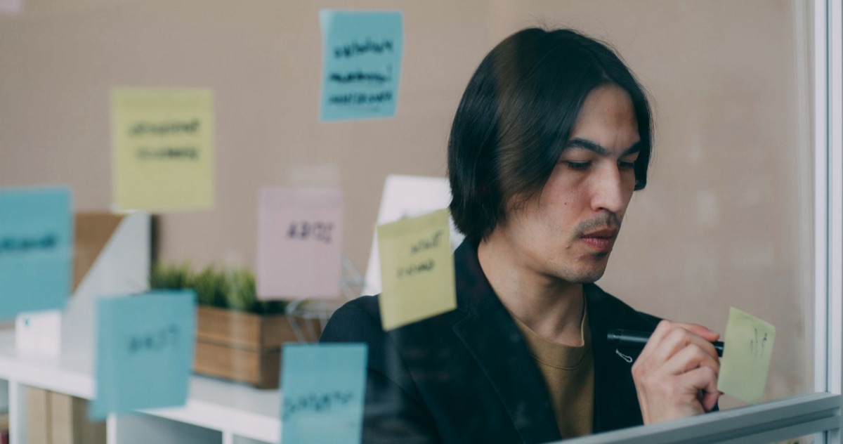 Tableau de gestion des tâches avec des notes adhésives