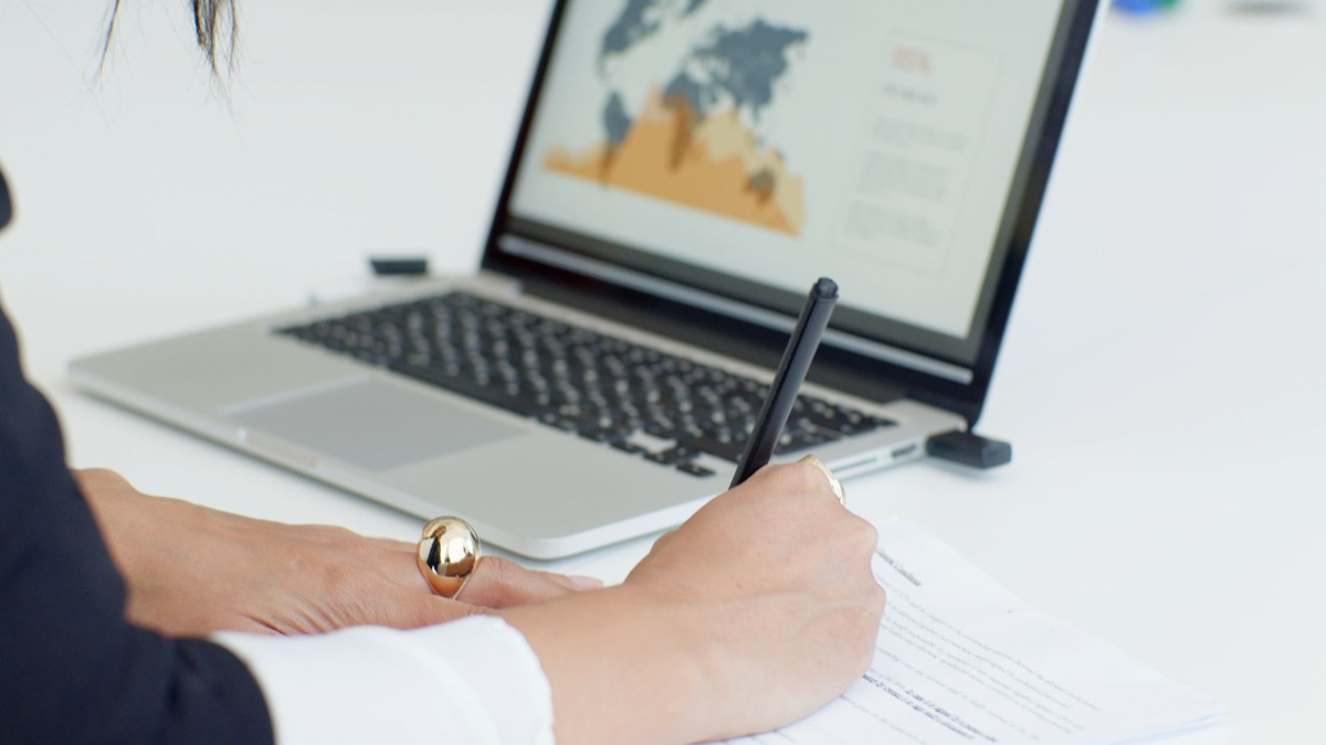 Un document PDF sur un bureau avec un ordinateur et un stylo numérique
