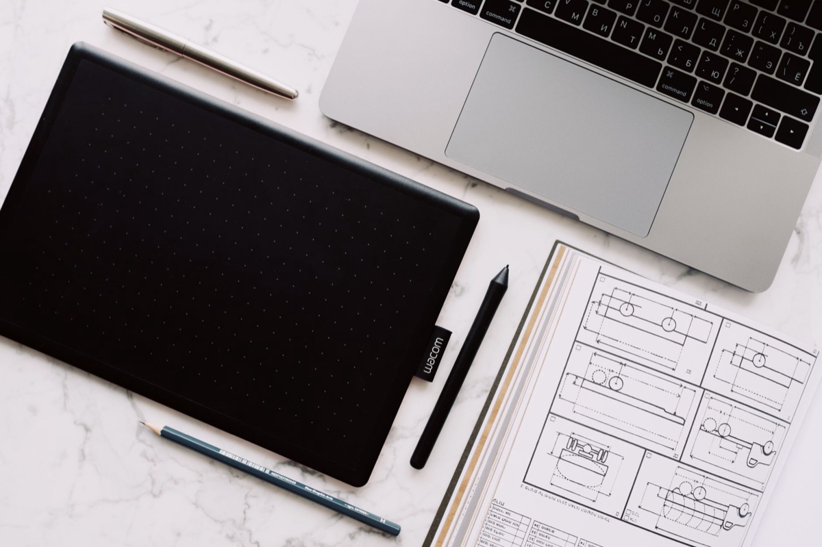 Une tablette numérique et un document PDF sur un bureau