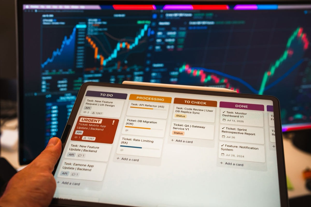 Gráfico PERT em um quadro digital com linhas de tempo e nós