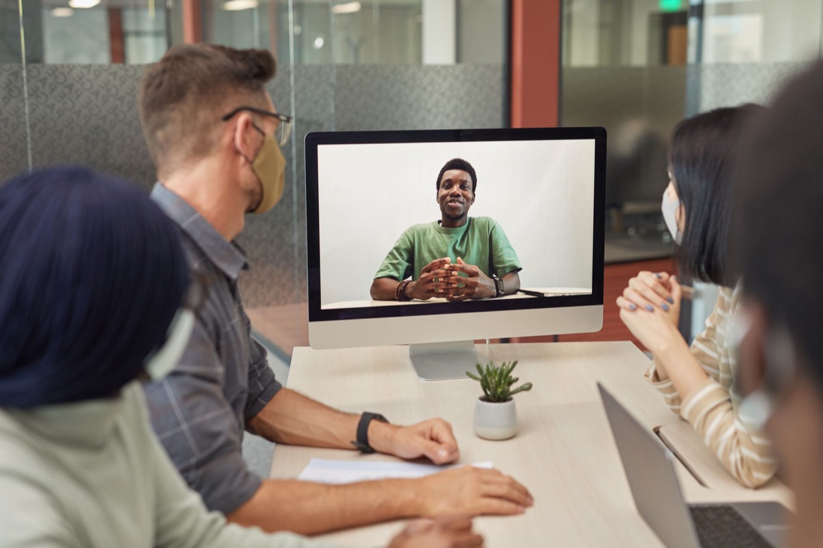 Monitor mit Videokonferenz-Interface