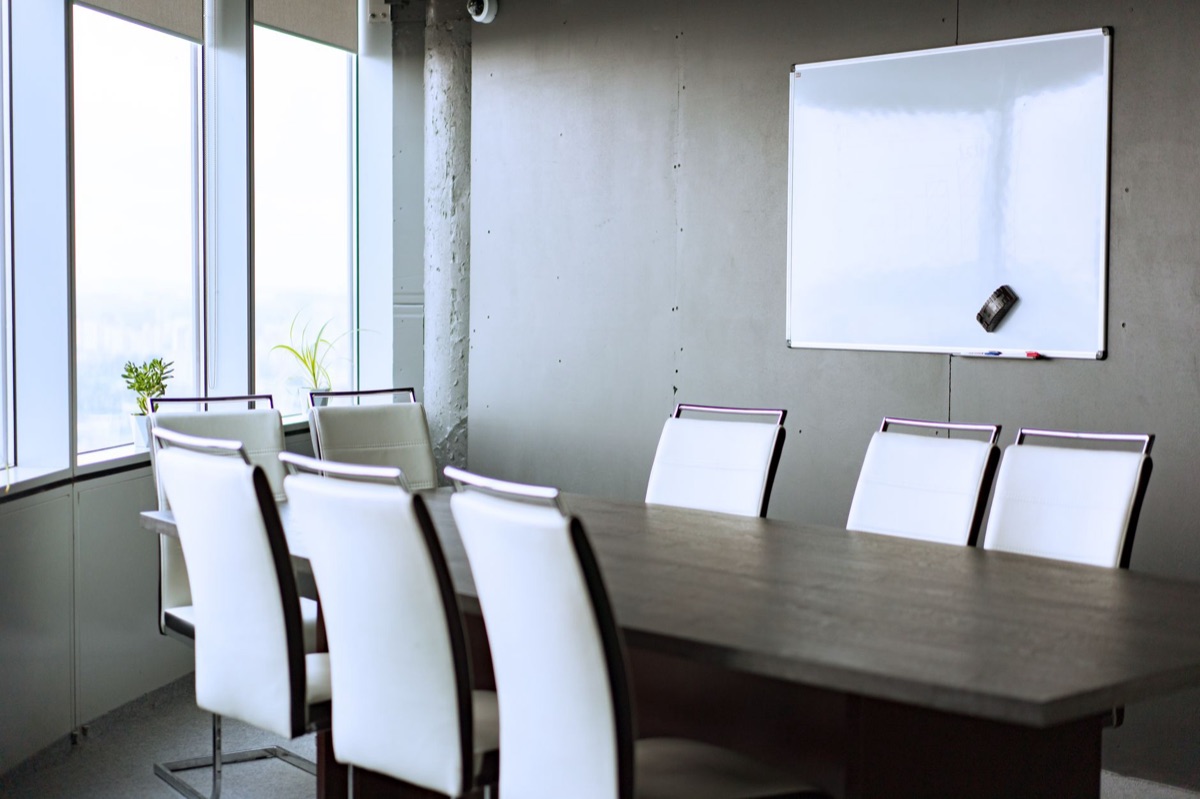 sala de reuniones con tableros blancos