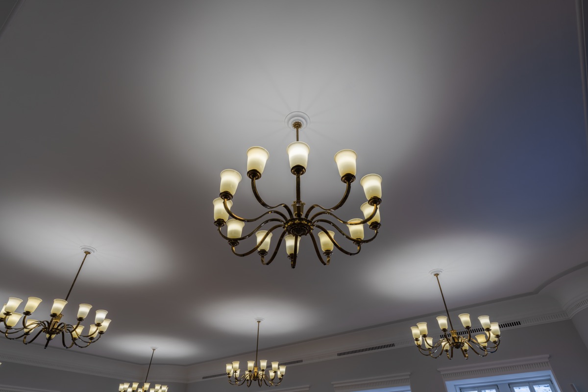 Chambre de conference avec un moniteur grand