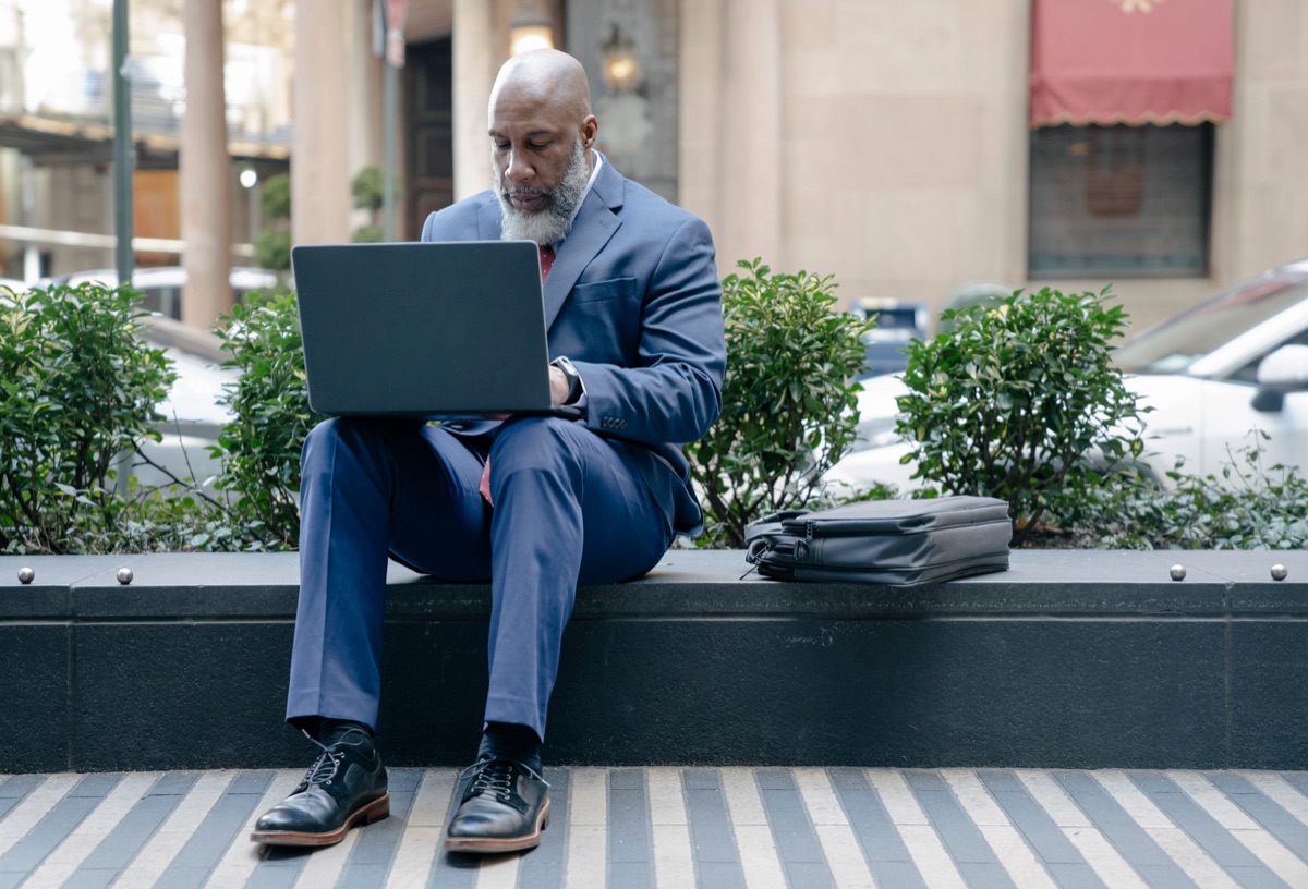 Personne en costume business avec un ordinateur portable