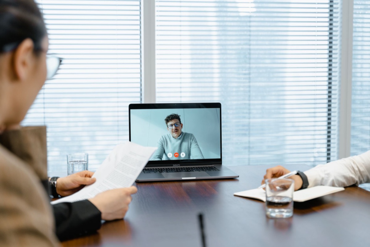 zoom meeting interface op laptop scherm