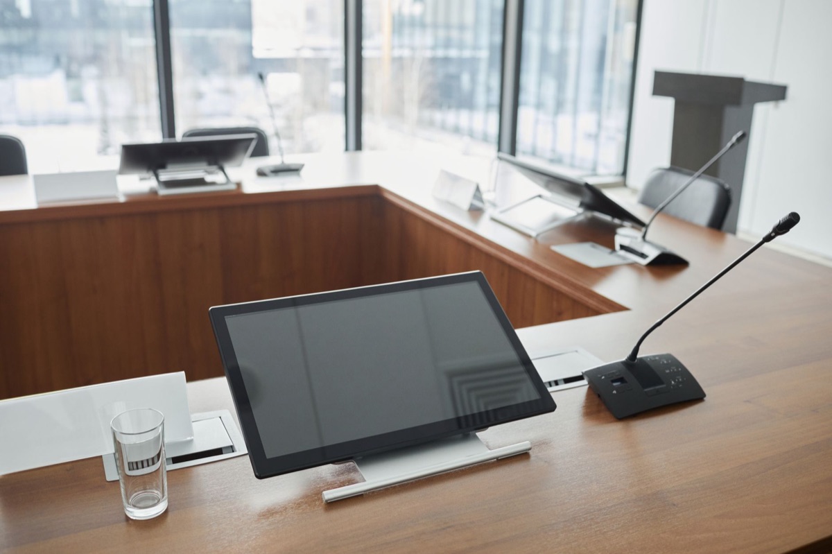 Mesa com laptop e monitor para reuniões remotas