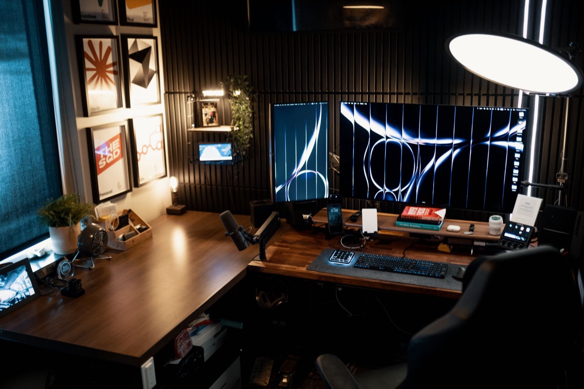 Escritório com múltiplos computadores e monitores