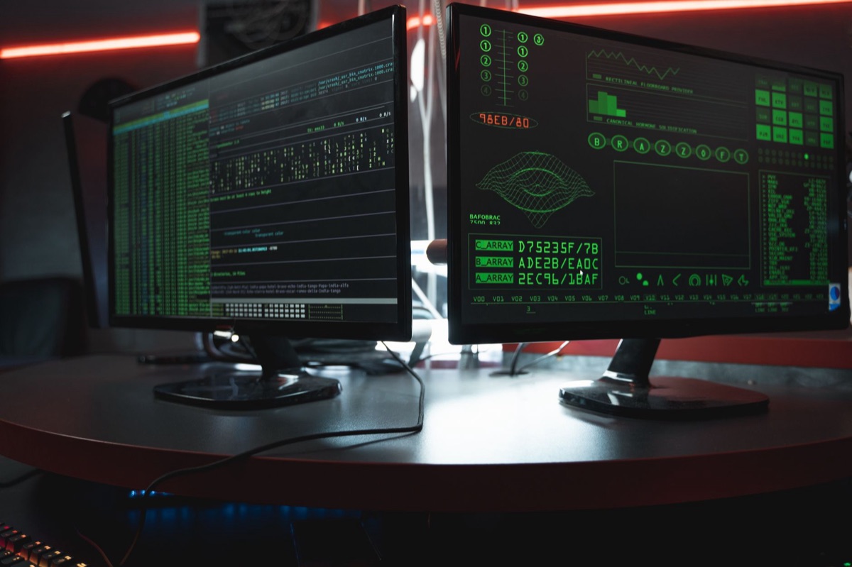 monitor mostrando interfaces de jira, notion e asana lado a lado