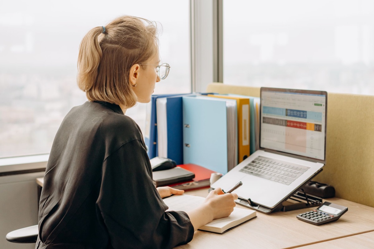 Persona usando Excel en laptop con archivo abierto