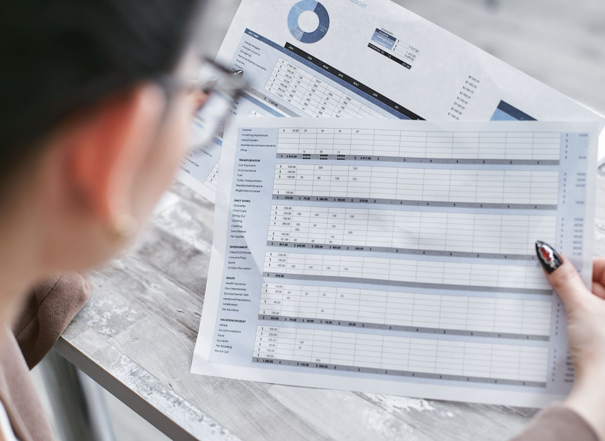Ordinateur portable avec une feuille de calcul Excel ouverte