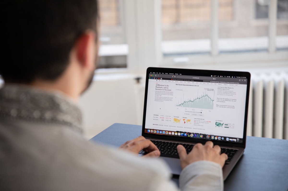 Una persona che usa un laptop con una finestra di Excel aperta