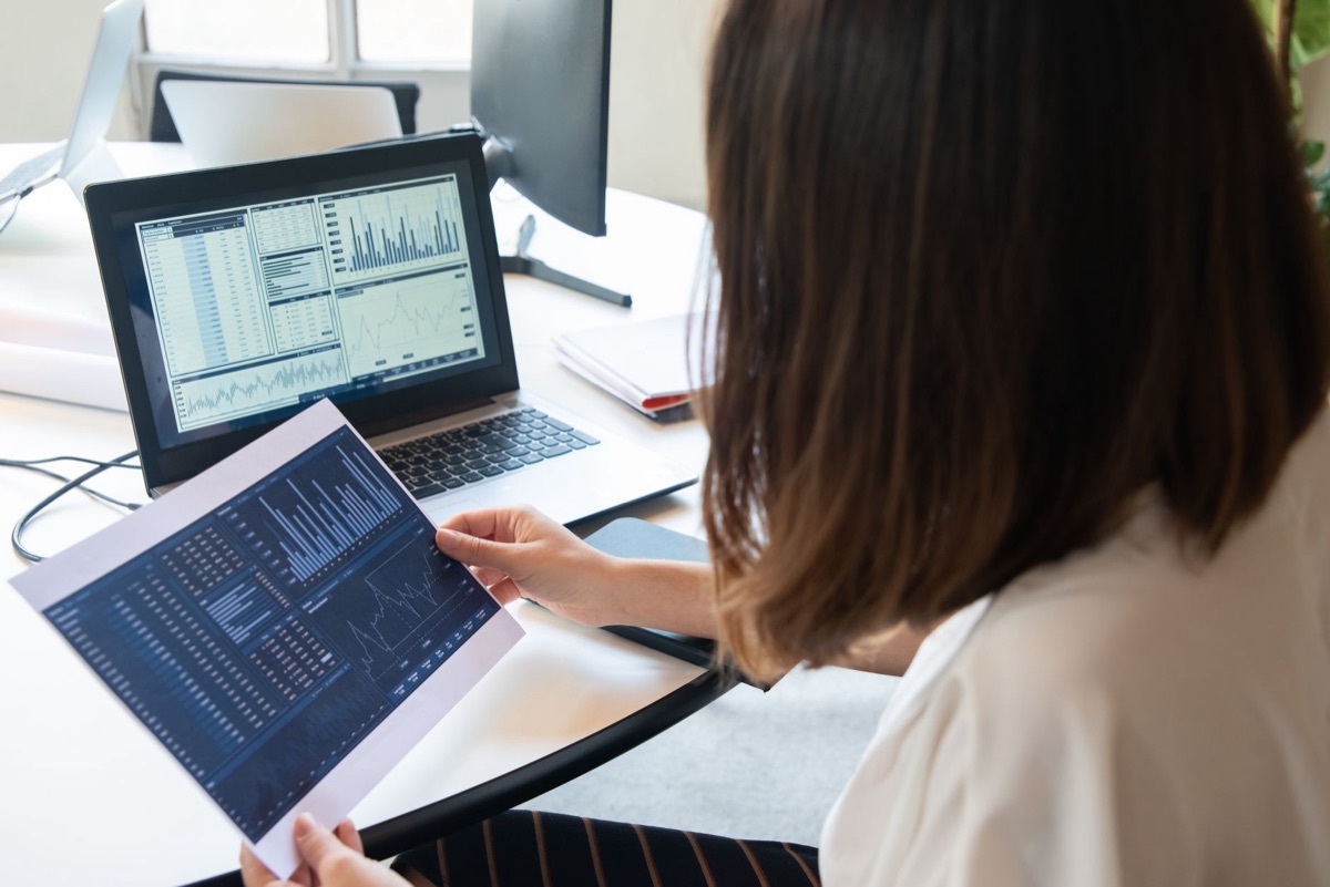 persoon gebruik Excel op laptop