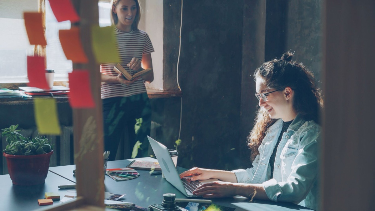 Un employé d'office avec un ordinateur et un cahier