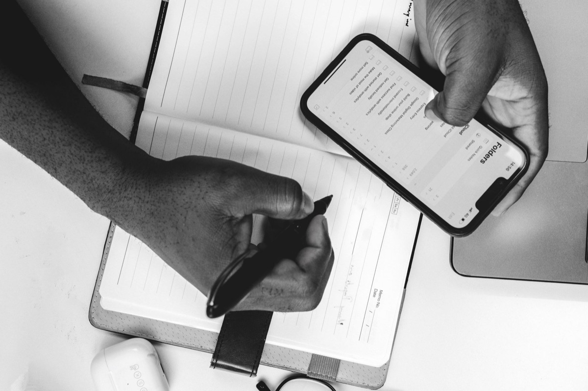 persoon met task tool op smartphone