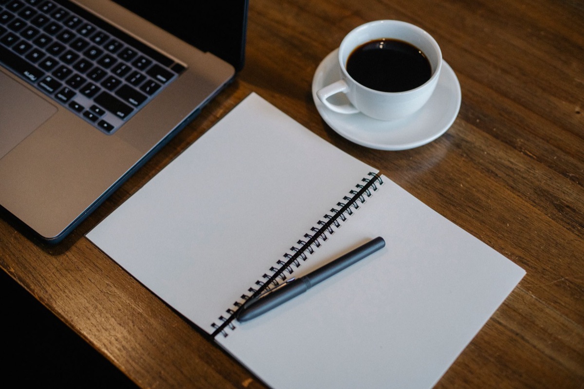 Scrivania con laptop e tazza di caffè
