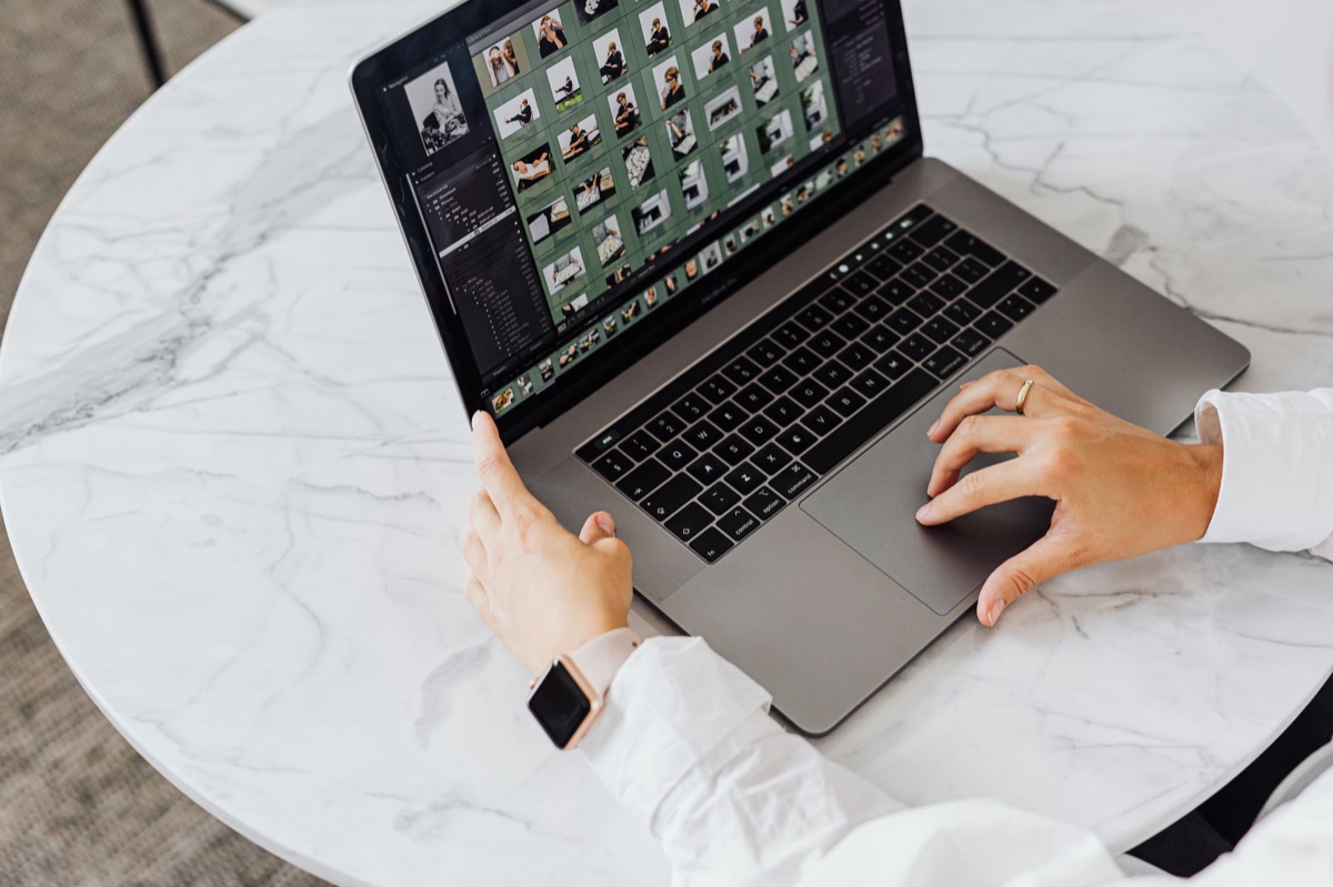 computador com interface de gerenciamento de tarefas