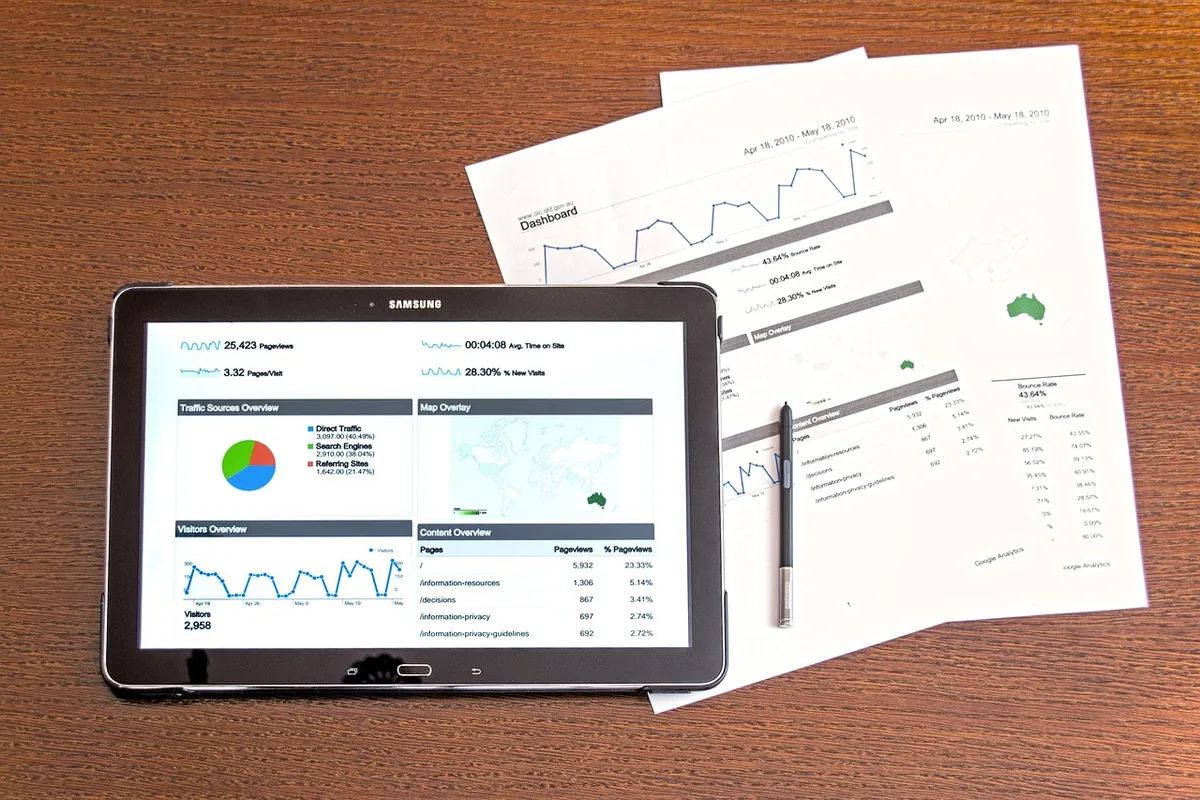 modern technologies, marketing, business analyst, manager's desk, tablet, charts, analysis, report, internet, business plans, investments, galaxy tab, samsung,
