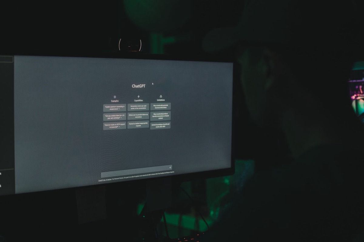 Un usuario interactuando con un herramienta de tareas en un monitor moderno