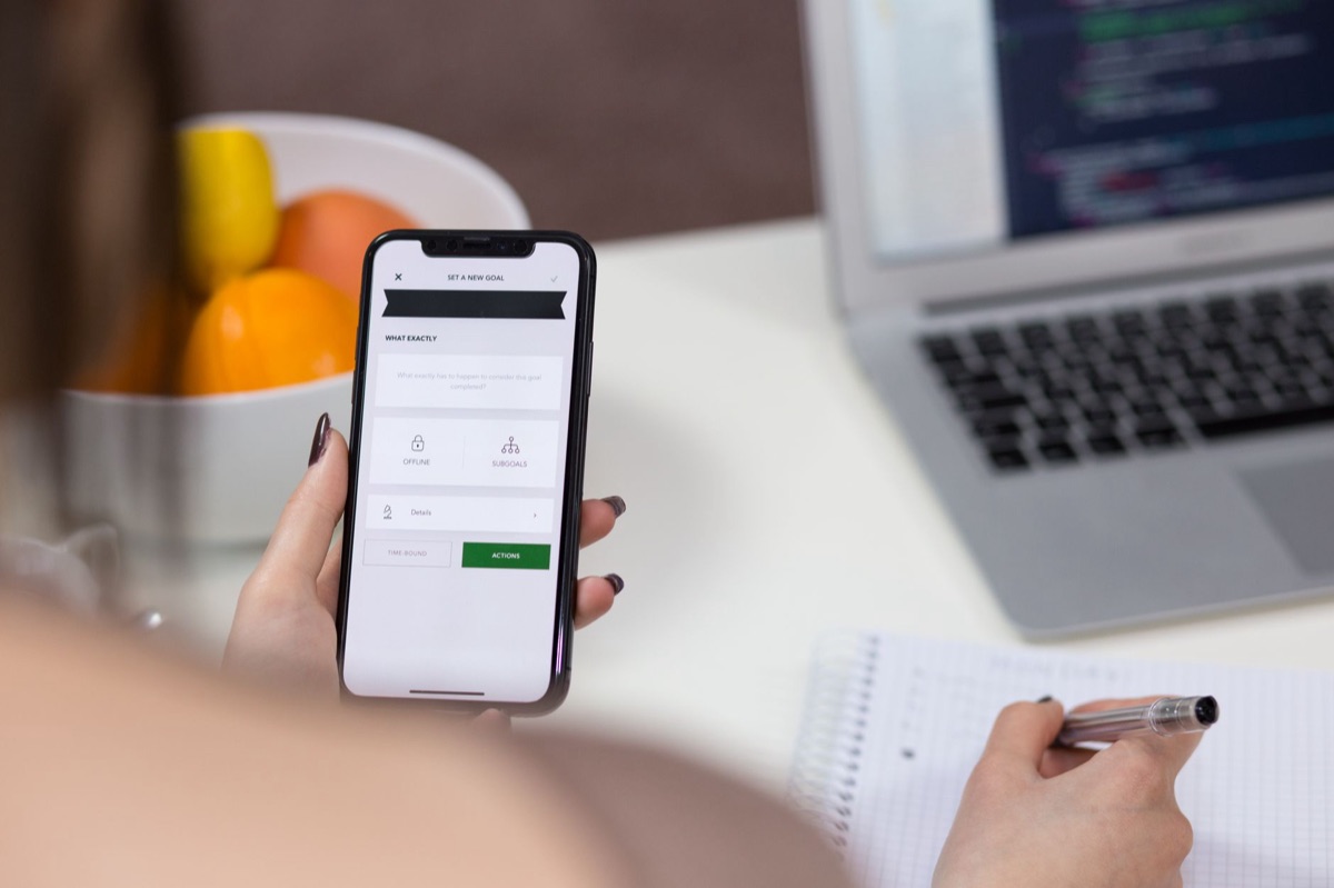 Un utente che interagisce con un'app di gestione delle attività su un laptop