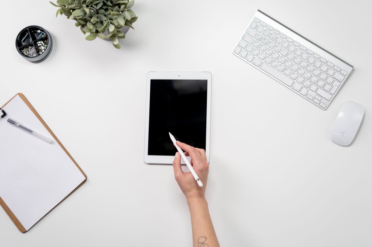 notebook digital com caneta e tablet